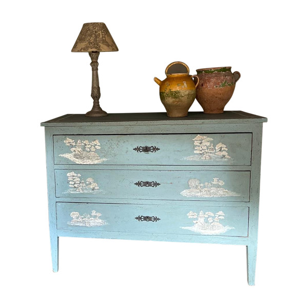 Commode aux motifs chinoisants datant du 19e siècle très belle patine 