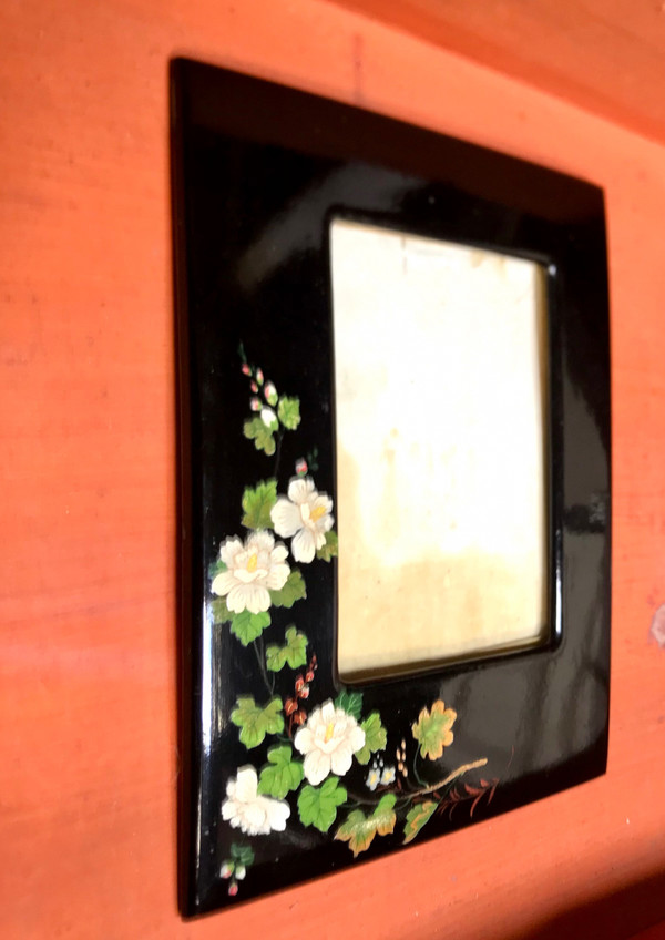 Photo frame in lacquered boiled cardboard with Japanese decor