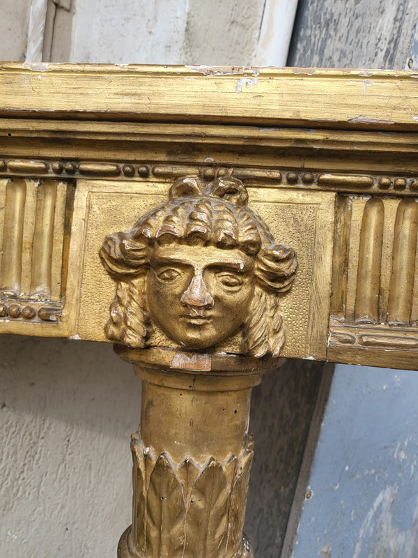 Coppia di mensole angolari in legno dorato in stile Luigi XVI