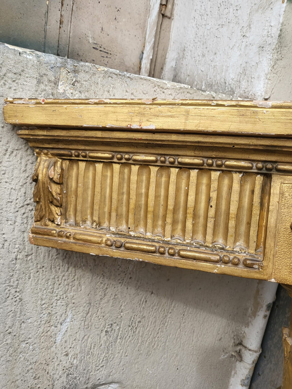 Coppia di mensole angolari in legno dorato in stile Luigi XVI