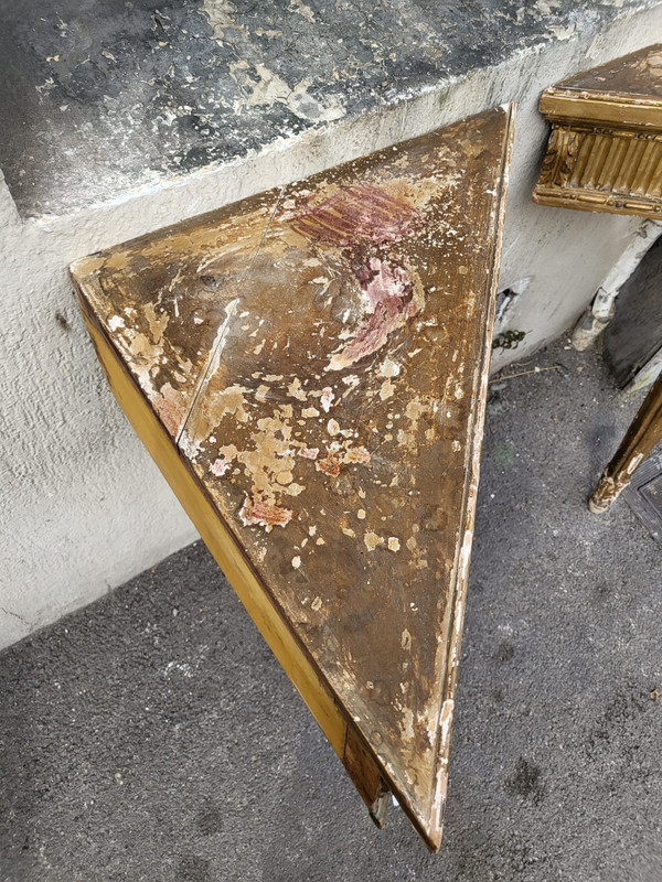 Coppia di mensole angolari in legno dorato in stile Luigi XVI