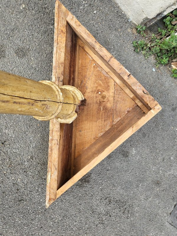 Coppia di mensole angolari in legno dorato in stile Luigi XVI