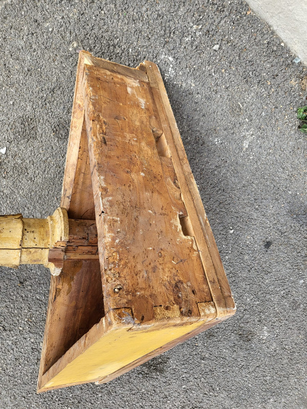 Coppia di mensole angolari in legno dorato in stile Luigi XVI