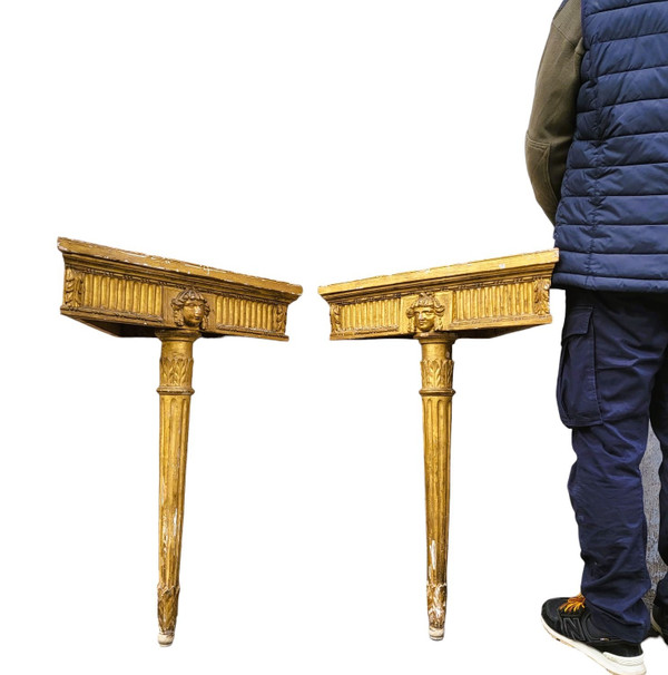 Coppia di mensole angolari in legno dorato in stile Luigi XVI