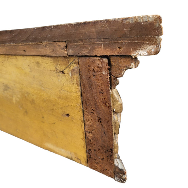 Coppia di mensole angolari in legno dorato in stile Luigi XVI