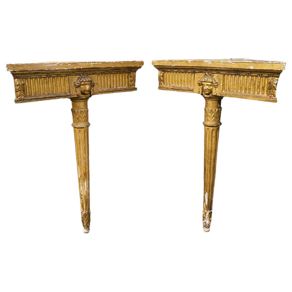 Coppia di mensole angolari in legno dorato in stile Luigi XVI