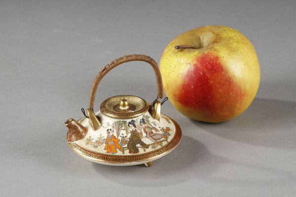 Kyo Satsuma teapot and perfume burner by Kinkozan Kyoto