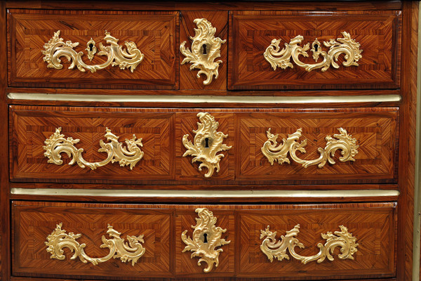 Commode Regence estampillée P M  attribuée à Pierre Moulin