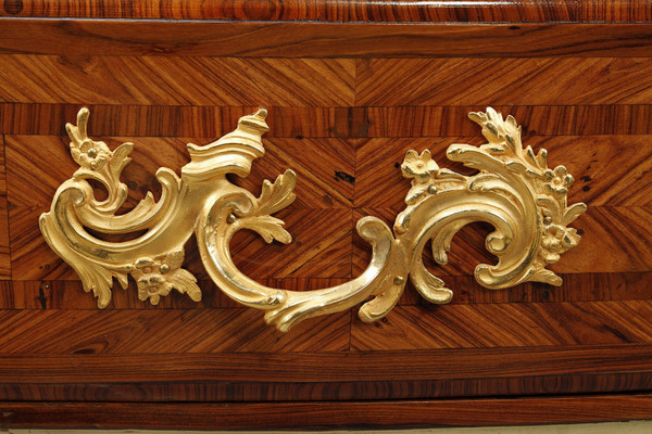 Commode Regence estampillée P M  attribuée à Pierre Moulin
