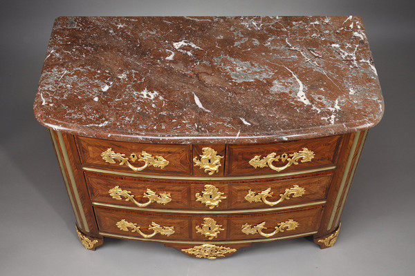 Commode Regence estampillée P M  attribuée à Pierre Moulin