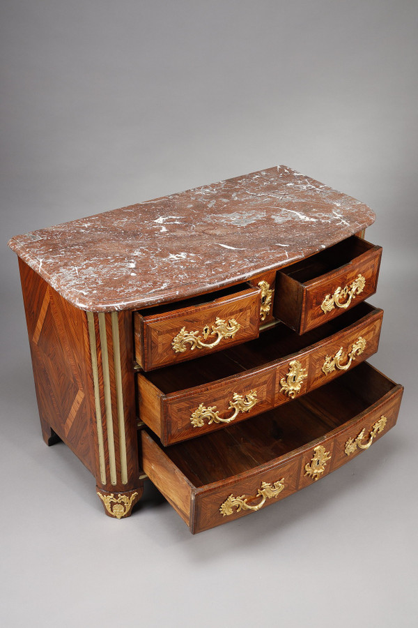 Commode Regence estampillée P M  attribuée à Pierre Moulin