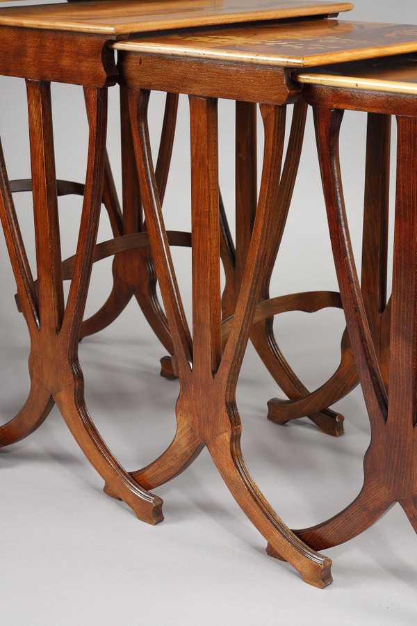 Ensemble de 4 Tables Gigognes signées Gallé