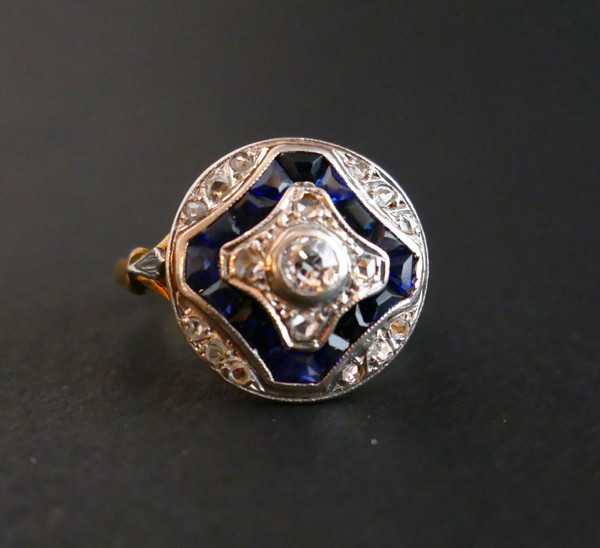 Art Deco Ring Diamanten Und Kalibrierte Saphire.