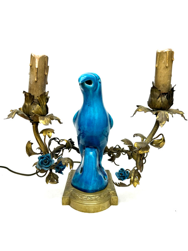 Lampada da tavolo decorata con un pappagallo in una montatura francese in bronzo, XIX secolo