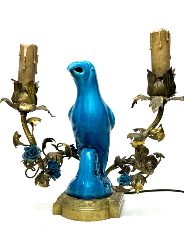 Lampada da tavolo decorata con un pappagallo in una montatura francese in bronzo, XIX secolo