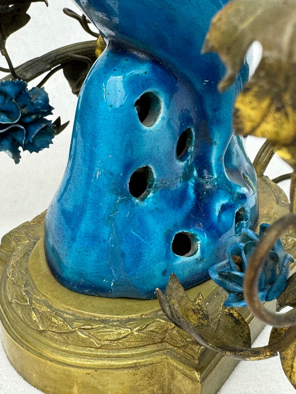Lampada da tavolo decorata con un pappagallo in una montatura francese in bronzo, XIX secolo