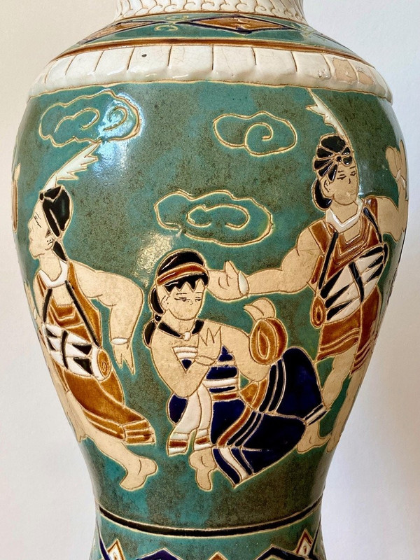 Vietnam, anni 1950/1960, vaso in ceramica di Bien Hoa decorato con danzatori e musicisti.