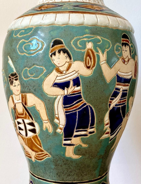 Vietnam, anni 1950/1960, vaso in ceramica di Bien Hoa decorato con danzatori e musicisti.