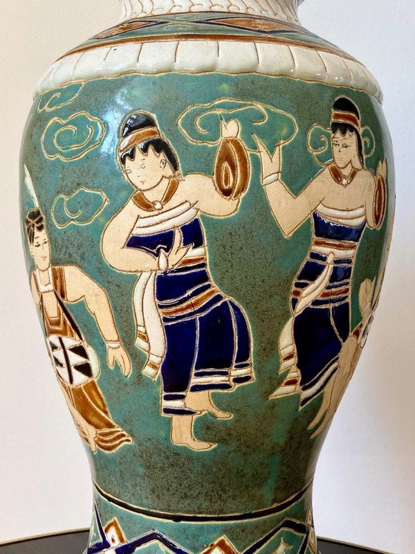 Vietnam, anni 1950/1960, vaso in ceramica di Bien Hoa decorato con danzatori e musicisti.