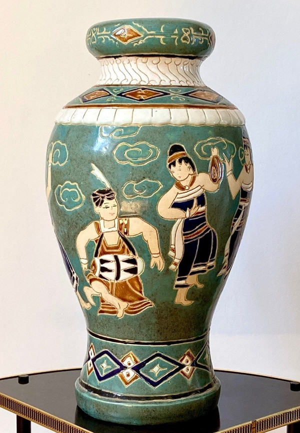 Vietnam, anni 1950/1960, vaso in ceramica di Bien Hoa decorato con danzatori e musicisti.