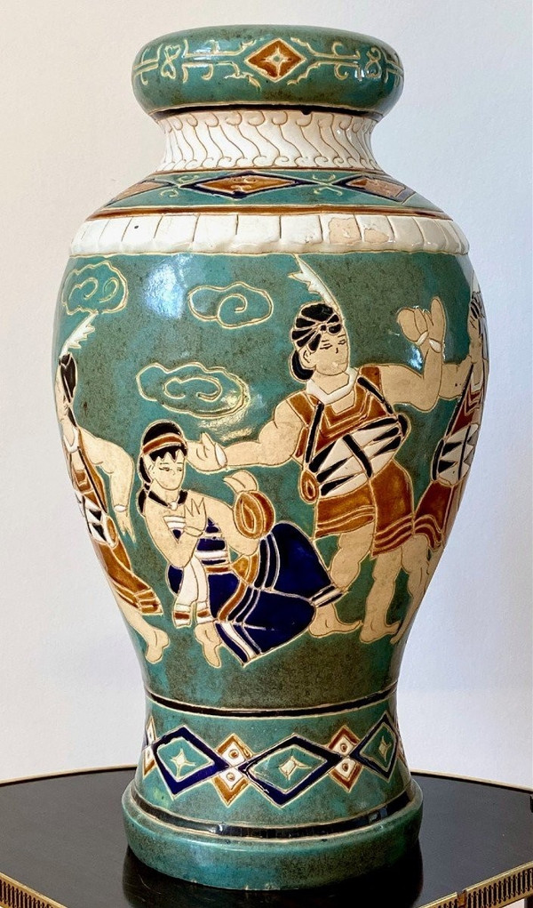 Vietnam, anni 1950/1960, vaso in ceramica di Bien Hoa decorato con danzatori e musicisti.