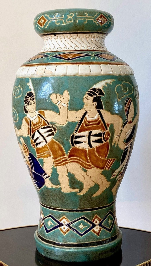 Vietnam, anni 1950/1960, vaso in ceramica di Bien Hoa decorato con danzatori e musicisti.