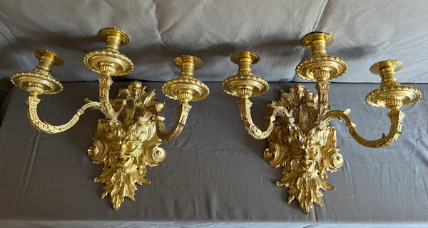 Ein Paar Wandleuchten aus vergoldeter Bronze im Louis-XIV-Stil aus der Mitte des 19.