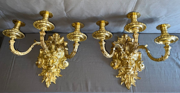 Ein Paar Wandleuchten aus vergoldeter Bronze im Louis-XIV-Stil aus der Mitte des 19.