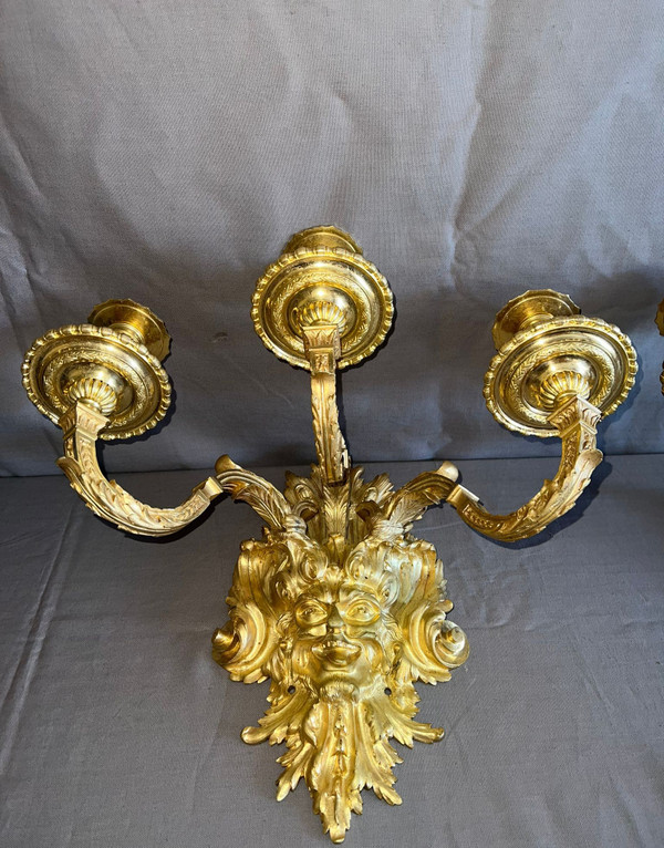 Ein Paar Wandleuchten aus vergoldeter Bronze im Louis-XIV-Stil aus der Mitte des 19.