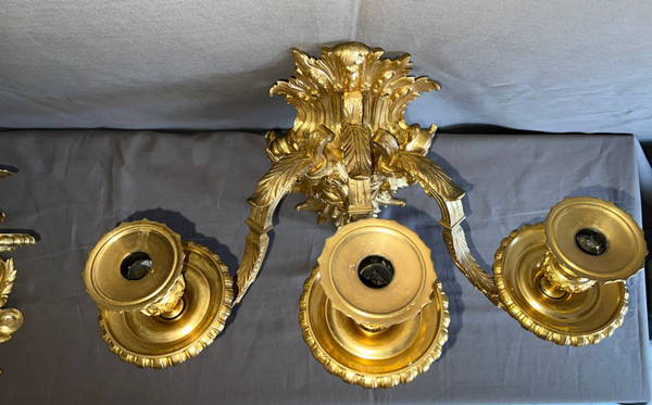 Ein Paar Wandleuchten aus vergoldeter Bronze im Louis-XIV-Stil aus der Mitte des 19.