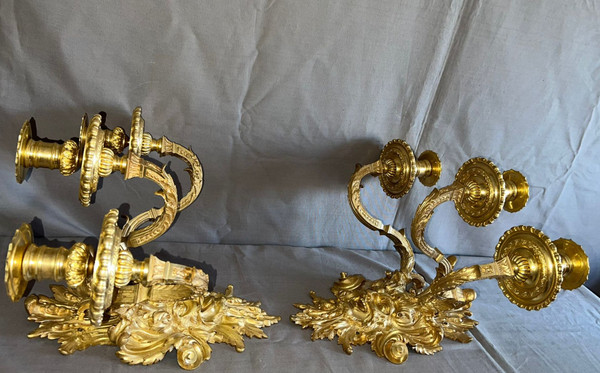 Ein Paar Wandleuchten aus vergoldeter Bronze im Louis-XIV-Stil aus der Mitte des 19.
