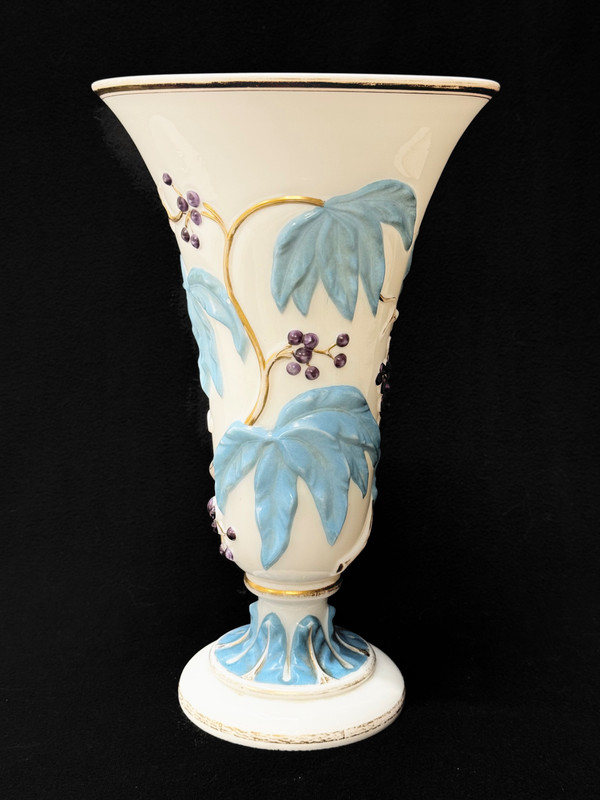 Baccarat - Vase En Opaline Modèle Guirlande De Vigne Vierge