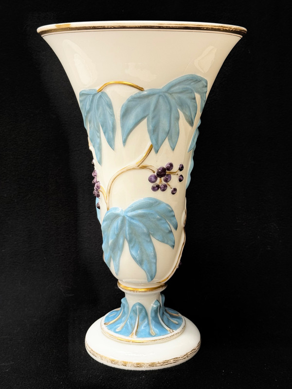Baccarat - Vase En Opaline Modèle Guirlande De Vigne Vierge