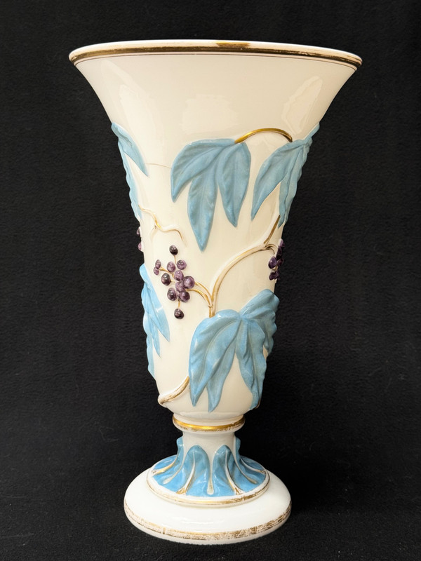 Baccarat - Vase En Opaline Modèle Guirlande De Vigne Vierge