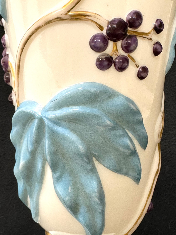 Baccarat - Vase En Opaline Modèle Guirlande De Vigne Vierge