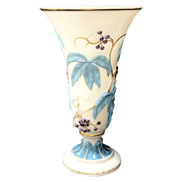 Baccarat - Vase En Opaline Modèle Guirlande De Vigne Vierge