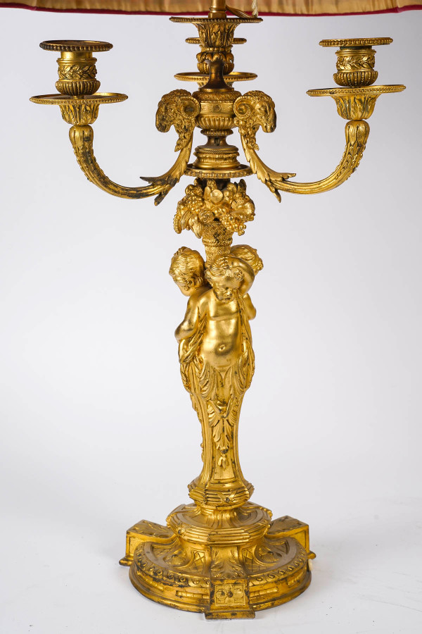 Coppia di lampadari in bronzo dorato in stile Luigi XVI, fine XIX secolo
