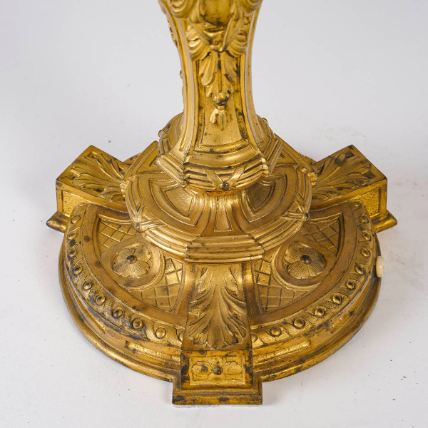 Coppia di lampadari in bronzo dorato in stile Luigi XVI, fine XIX secolo