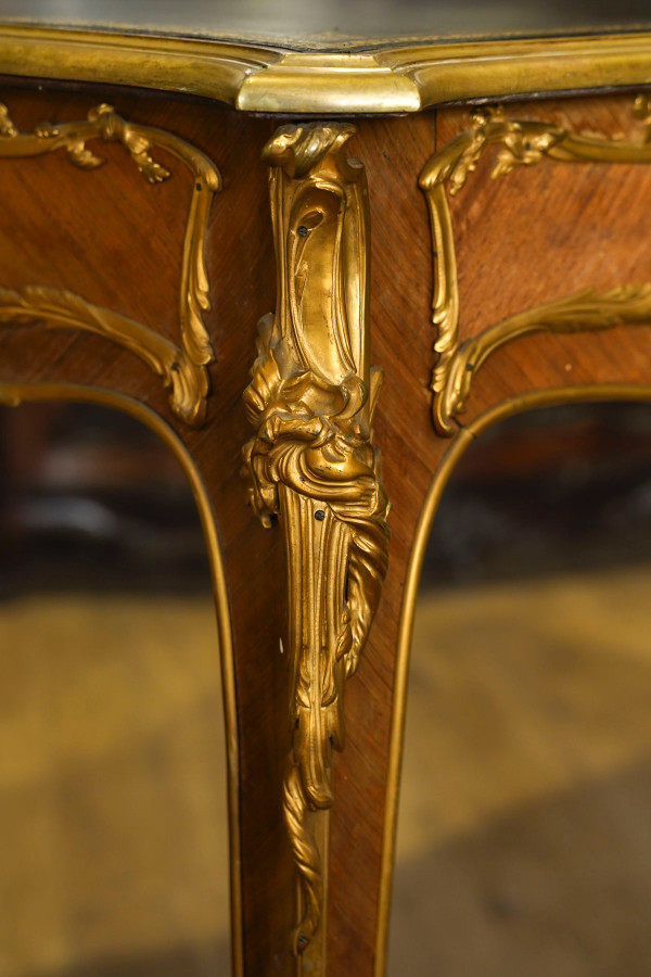 Una scrivania piatta in stile Luigi XV, 1880 circa