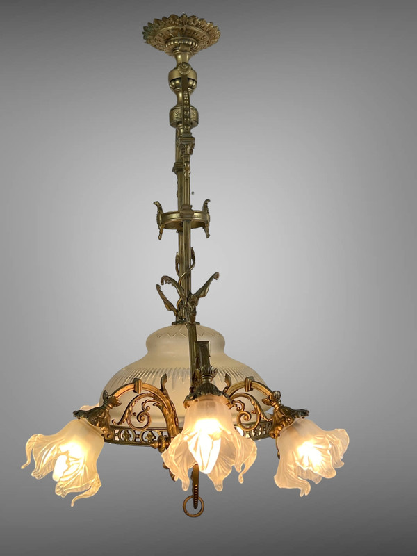 GRAND LUSTRE A 8 LUMIÈRES EN BRONZE A DÉCOR DE DRAGONS AVEC VERRERIE D ORIGINE