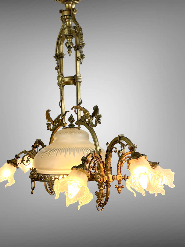 GRAND LUSTRE A 8 LUMIÈRES EN BRONZE A DÉCOR DE DRAGONS AVEC VERRERIE D ORIGINE