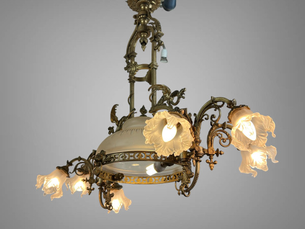 GRAND LUSTRE A 8 LUMIÈRES EN BRONZE A DÉCOR DE DRAGONS AVEC VERRERIE D ORIGINE