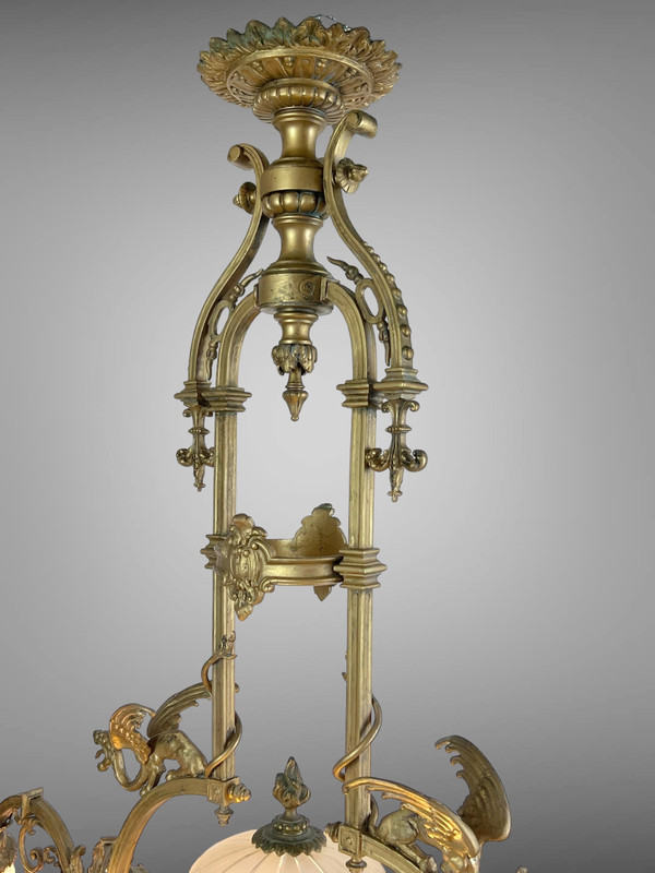 GRAND LUSTRE A 8 LUMIÈRES EN BRONZE A DÉCOR DE DRAGONS AVEC VERRERIE D ORIGINE