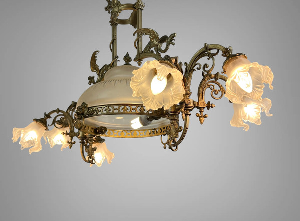GRAND LUSTRE A 8 LUMIÈRES EN BRONZE A DÉCOR DE DRAGONS AVEC VERRERIE D ORIGINE