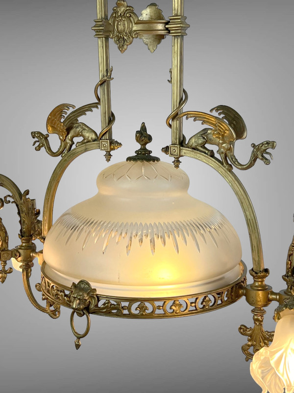 GRAND LUSTRE A 8 LUMIÈRES EN BRONZE A DÉCOR DE DRAGONS AVEC VERRERIE D ORIGINE