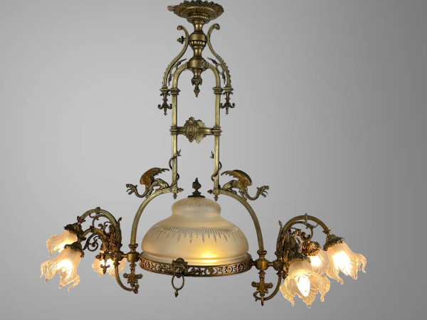 GRAND LUSTRE A 8 LUMIÈRES EN BRONZE A DÉCOR DE DRAGONS AVEC VERRERIE D ORIGINE