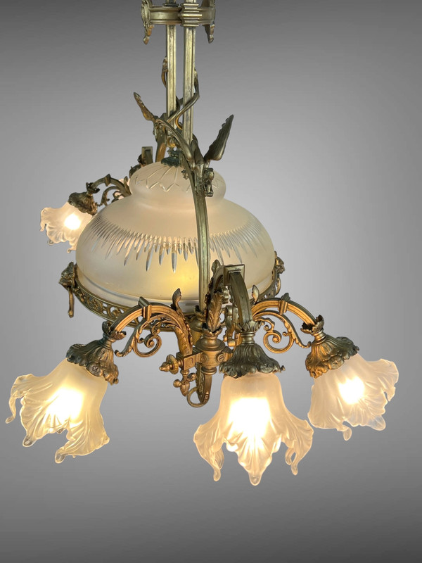 GRAND LUSTRE A 8 LUMIÈRES EN BRONZE A DÉCOR DE DRAGONS AVEC VERRERIE D ORIGINE