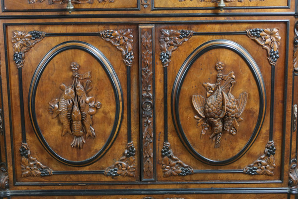 Display cabinet with hunting attributes