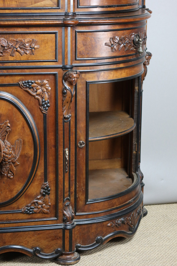 Display cabinet with hunting attributes