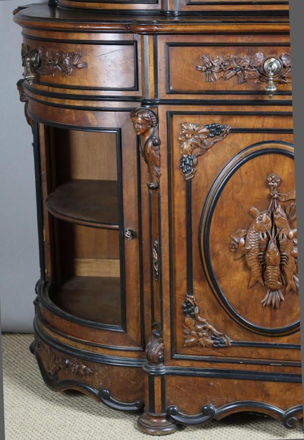 Display cabinet with hunting attributes